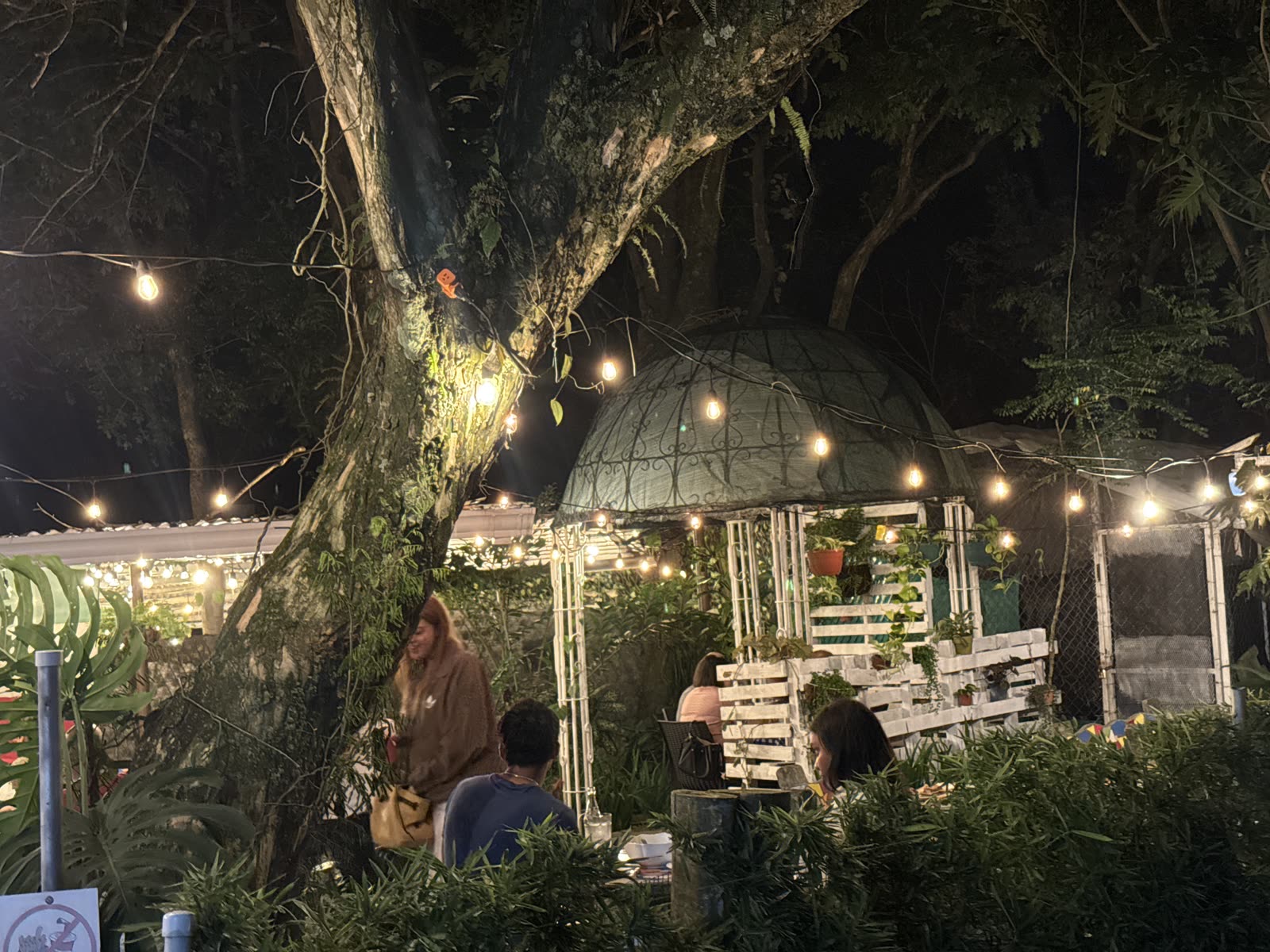Foto real de la glorieta de hierro en el jardín de La Divina Commedia El Valle, de noche
