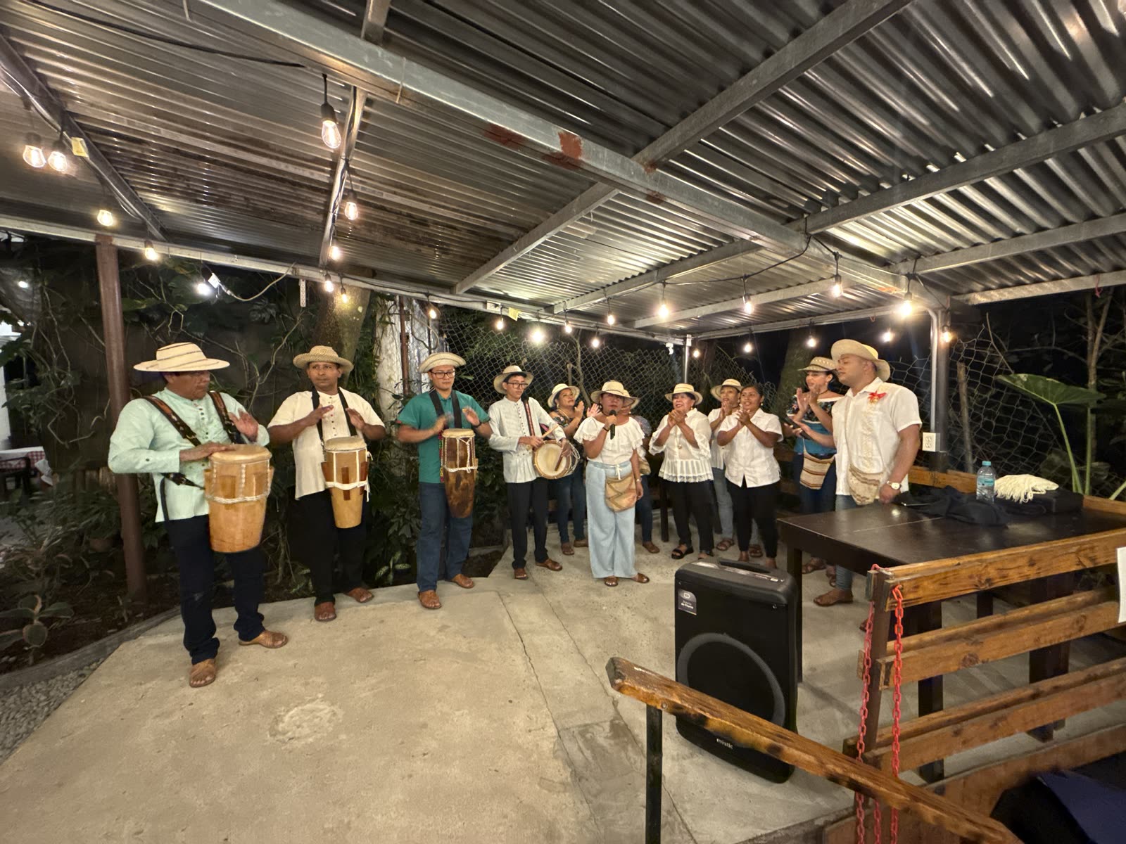 Foto real de una noche especial con música típica panameña en vivo en La Divina Commedia El Valle