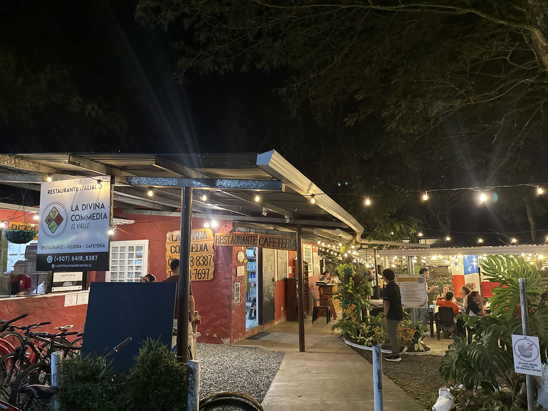 Entrada real de La Divina Commedia El Valle de noche